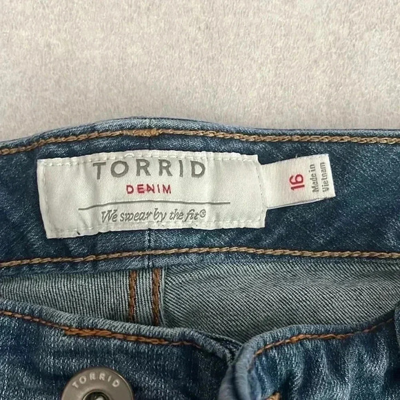 [16] Torrid Womens Metallic Stripe  Davenport Denim Cut-Off Shorts Plus Frayed - Picture 2 of 6